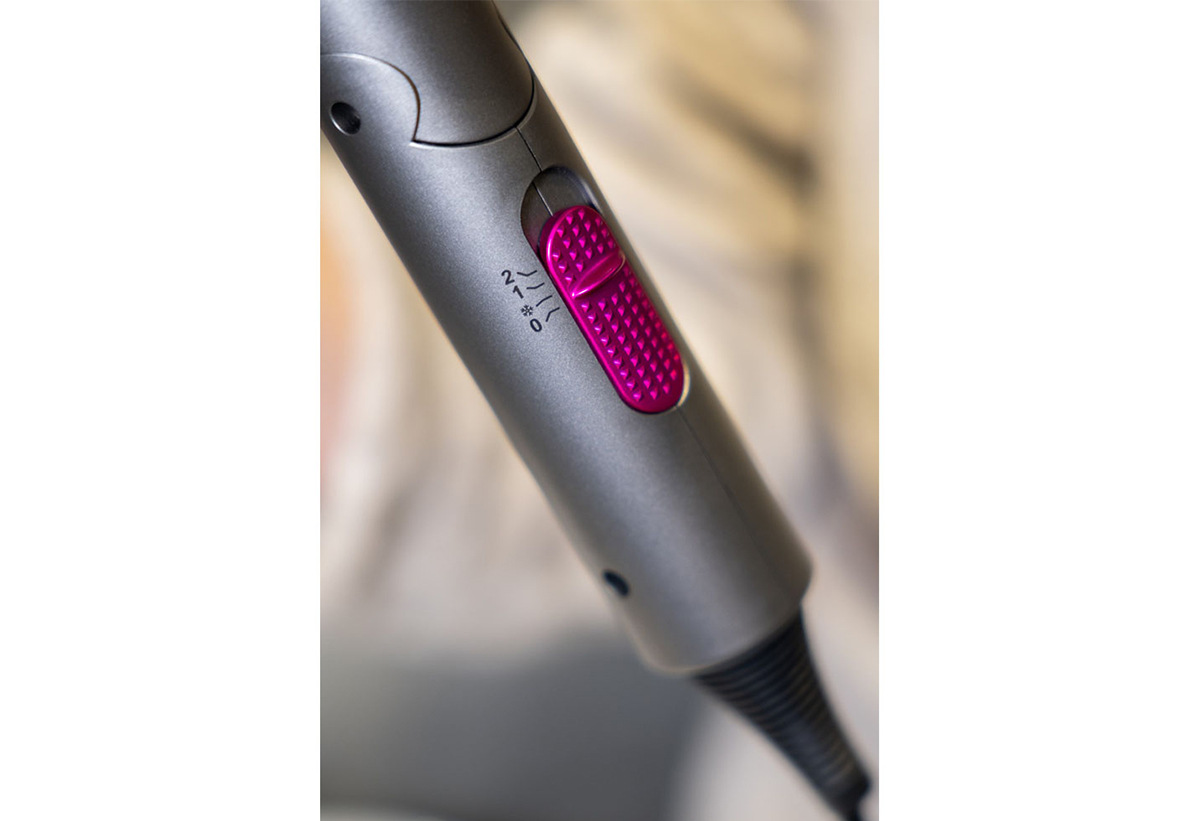 Απεικονίζεται το σεσουάρ